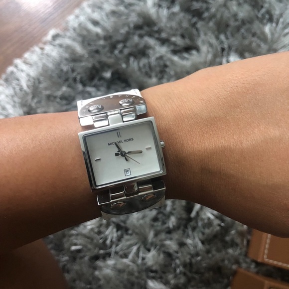 ‼️Price ⬇️ ‼️ MK leather cuff/bracelet watch - Picture 6 of 6